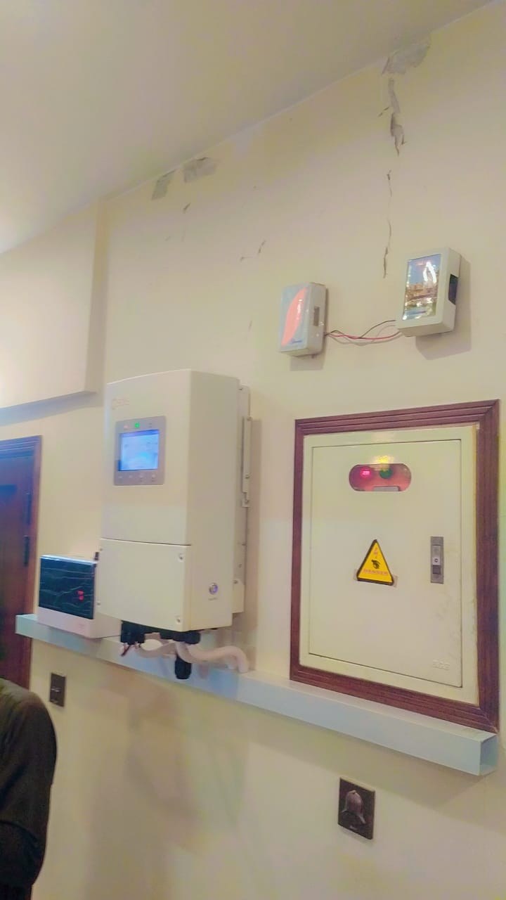 Solar inverter and distribution box installation
